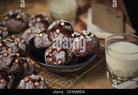 Biscotti al cioccolato da servire con latte Foto Stock