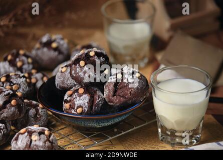 Biscotti al cioccolato da servire con latte Foto Stock