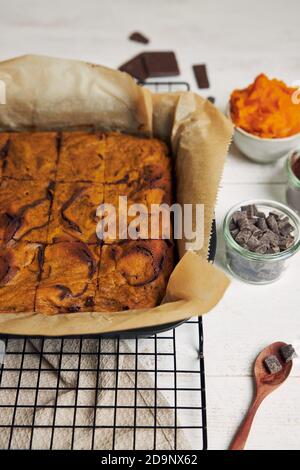 Un primo piano di un delizioso brownie swirl di zucca appena sfornato in una teglia da forno Foto Stock