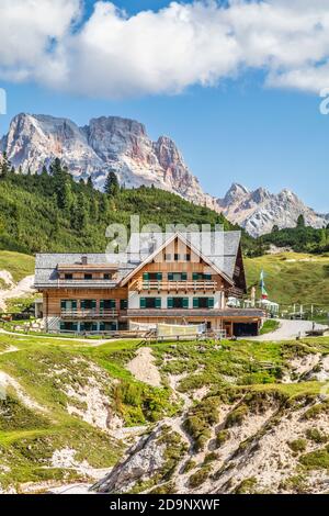 Schutzhaus Fodara Vedla e il villaggio alpino che lo circonda, Fodara Vedla, Dolomiti, San Vigilio di Marebbe / Santa Vigil in Enneberg, Bolzano / Bolzano, Alto Adige / Südtirol, Italia, Europa Foto Stock