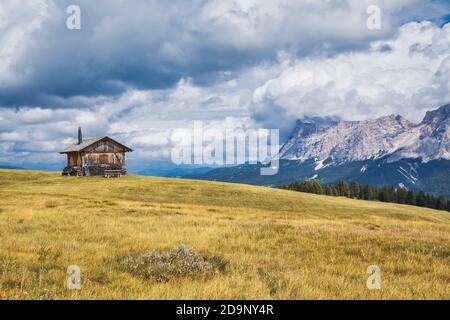 tradizionali rifugi alpini sui pascoli di pralongià, val badia, alto adige / südtirol, dolomiti, italia, europa Foto Stock