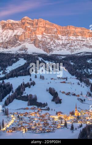 Villaggio di San Leonhard e Heiligkreuzkofel, Parco Naturale Fanes Sennes Prags, Abtei, Badia, Valle del Ladino, Gadertal, Bolzano, Alto Adige, Italia, Europa Foto Stock