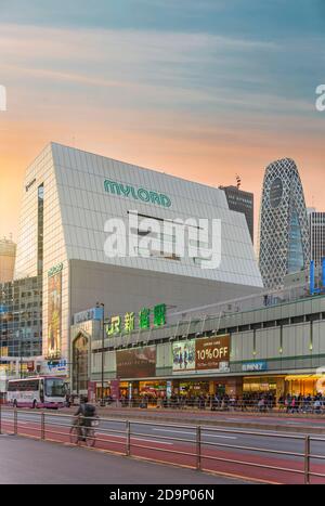 tokyo, giappone - novembre 05 2019: Centro commerciale Shinjuku Mylord all'angolo sud-ovest del complesso della Stazione di Shinjuku lungo la strada Kōshū Kaidō Foto Stock