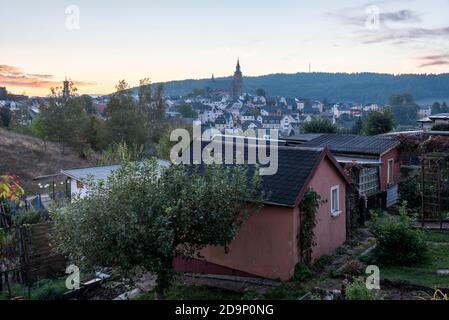 Germania, Sassonia, Schneeberg, città di montagna Schneeberg poco prima dell'alba con la chiesa di San Wolfgang, Erzgebirge Foto Stock