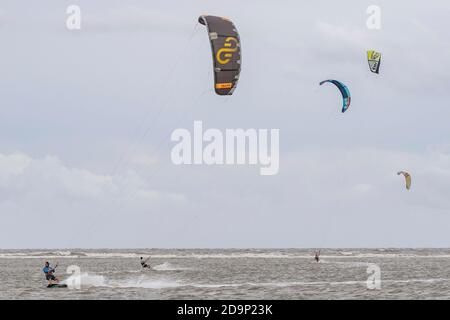 Un kite surfer cavalca forti venti causati dall'uragano Dorian in avvicinamento 31 agosto 2019 nell'Isola di Palms, Carolina del Sud. La lenta tempesta di mostri devastò le Bahamas e si prevede di raggiungere Charleston come categoria 2 entro giovedì mattina. Foto Stock