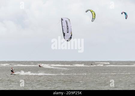 Un kite surfer cavalca forti venti causati dall'uragano Dorian in avvicinamento 31 agosto 2019 nell'Isola di Palms, Carolina del Sud. La lenta tempesta di mostri devastò le Bahamas e si prevede di raggiungere Charleston come categoria 2 entro giovedì mattina. Foto Stock