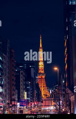 Traffico sulla strada principale della citta' di Tokyo con la Torre di Tokyo in lontananza. Foto Stock