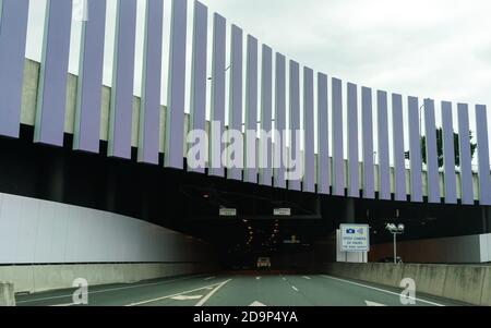 Brisbane, Queensland, Australia - 26 settembre 2019: Ingresso a un tunnel a pedaggio che collega la strada Foto Stock