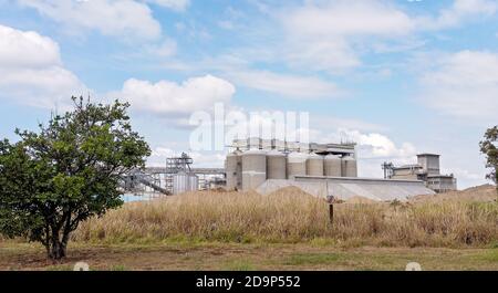 Brisbane, Queensland, Australia - 26 settembre 2019: Serbatoi di stoccaggio carburante in un'area industriale Foto Stock