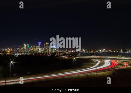 Calgary Alberta Skyline di notte con Deerfoot Trail in primo piano Foto Stock