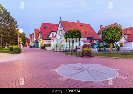 Germania, Meclemburgo-Pomerania occidentale, Ostseebad Boltenhagen. Architettura del resort sul lungomare centrale. Foto Stock