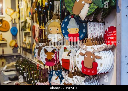 BUDAPEST, UNGHERIA - 08 NOVEMBRE 2019: Chiosco con decorazioni natalizie realizzato in Ungheria nel bel mercato di Natale di piazza Vorosmarty. Foto Stock