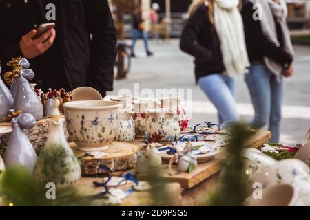 BUDAPEST, UNGHERIA - 08 NOVEMBRE 2019: Chiosco con prodotti ceramici made in Hungary nel bel mercatino di Natale di piazza Vorosmarty Foto Stock