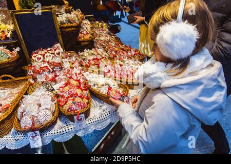 BUDAPEST, UNGHERIA - 08 NOVEMBRE 2019: Bambina nel bel mercatino di Natale a piazza Vorosmarty. Foto Stock