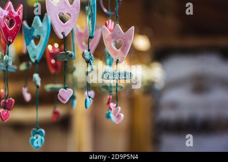 BUDAPEST, UNGHERIA - 08 NOVEMBRE 2019: Chiosco con prodotti ceramici made in Hungary nel bel mercatino di Natale di piazza Vorosmarty Foto Stock