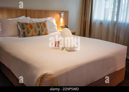 Townsville, Queensland, Australia - Ottobre 2020: Biancheria da letto dell'hotel pronta ad accogliere gli ospiti per il loro soggiorno Foto Stock