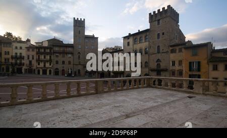 Ritratto dell'angolo di Piazza Grande nel centro storico di Città di Arezzo Foto Stock