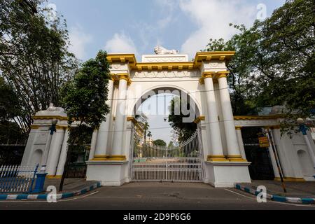 Una vista del cancello d'ingresso al Raj Bhavan, o la casa del governatore a Kolkata. Foto Stock