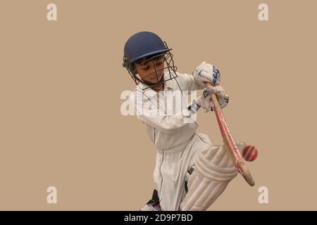 Ritratto di ragazzo che gioca a cricket durante un gioco di cricket Foto Stock