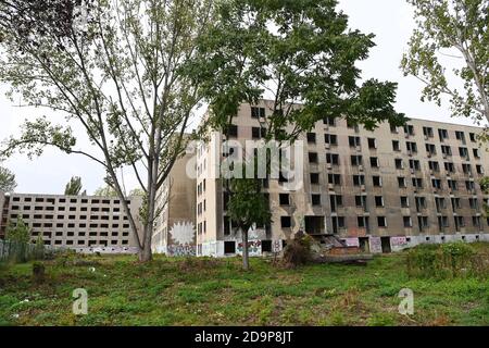 Berlino, Germania. 8 ottobre 2020. Lerelict costruzioni prefabbricate in lastre di cemento a Gehrenseestraße, Wartenberger- e Wollenberger Straße. Gli ex ostelli per i lavoratori vietnamiti a contratto della RDT sono stati vuoti e dilapidati dalla metà degli anni '90. Credit: Jens Kalaene/dpa-Zentralbild/ZB/dpa/Alamy Live News Foto Stock