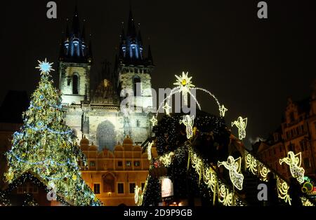 Prag, Repubblica Ceca. 12 dicembre 2013. Il tradizionale mercatino di Natale è stato aperto e l'albero di Natale illuminato a Praga, Piazza della Città Vecchia, Repubblica Ceca, 12 Dicembre 2013./PSPA/Slavek Ruta *** Local Caption Credit: Slavek Ruta/ZUMA Wire/Alamy Live News Foto Stock