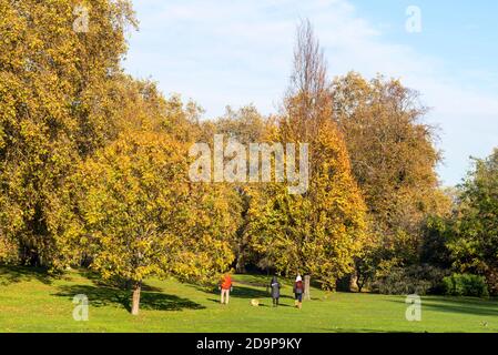 Famiglia cane a piedi a St James's Park, Westminster, Londra, Regno Unito, il primo giorno del secondo blocco nazionale COVID 19 in un luminoso giorno d'autunno Foto Stock