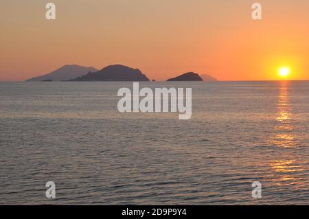 Italia, isole Eolie archepelago al tramonto, queste isole vulcaniche si trovano nel nord della sicilia e classificati al patrimonio dell'UNESCO. Foto Stock