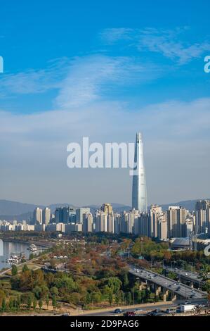 Scenario autunnale del fiume Han a Seoul, Corea del Sud nel 2020. Foto Stock