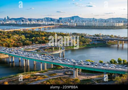 Scenario autunnale del fiume Han a Seoul, Corea del Sud nel 2020. Foto Stock