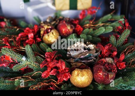 Corona di Natale - decorazioni natalizie fatte a mano da rami di pino e. fiori secchi Foto Stock