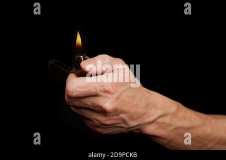 le mani degli uomini tengono gli accendini, il fuoco della sigaretta  2931529 Stock Photo su Vecteezy