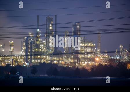 Germania, Sassonia-Anhalt, Leuna, raffineria totale Germania centrale, crepuscolo, sito chimico di Leuna Foto Stock
