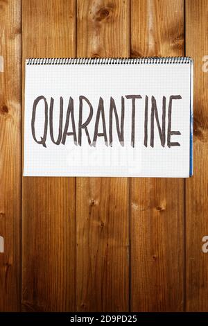 Cartello di avvertenza scritto a mano "Quarantine" su parete o porta in legno. Concetto di avvertenza sulla quarantena epidemiologica. Foto Stock
