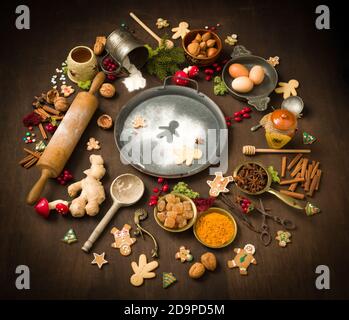 Cerchio di ingredienti per preparare i biscotti degli uomini di pan di zenzero a Natale ora Foto Stock