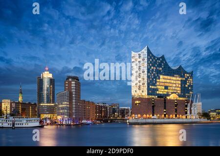 Germania, skyline notturno di Amburgo con Elbphilharmonie Foto Stock