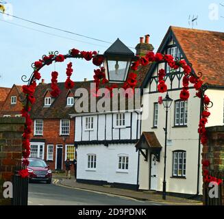 Giorno della memoria 2020 - i papaveri rossi a maglia adornano l'arco nella chiesa di Santa Maria in Princes Risborough, Buckinghamshire, Regno Unito Foto Stock