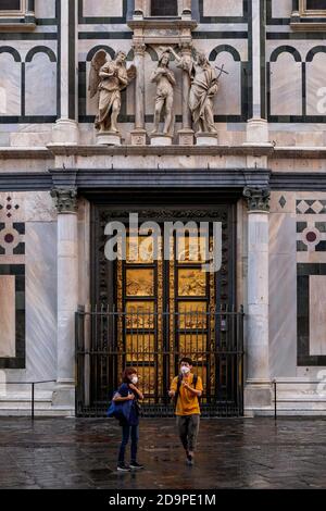 Turisti di fronte a porta del Paradiso in Battistero di San Giovanni - Cattedrale di Santa Maria del Fiore (Duomo) - Firenze, Toscana, Italia Foto Stock