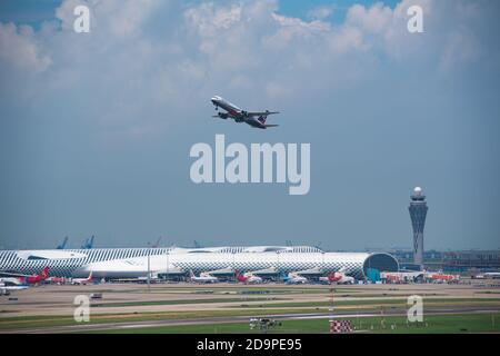 (201107) -- SHENZHEN, 7 novembre 2020 (Xinhua) -- UN aereo di SF Airlines Co., Ltd. Decolli all'aeroporto internazionale Bao'an di Shenzhen, provincia di Guangdong, nel sud della Cina, il 10 settembre 2020. Wang Qinjin, un giovane della Provincia Jiangxi di Leping della Cina orientale, è venuto a Shenzhen per cercare un lavoro dopo essersi laureato dal college nel luglio del 2009. Attratto dal programma di formazione per i talenti della SF Express Co., Ltd., Wang ha richiesto il responsabile del magazzino e il responsabile della consegna dell'azienda, e presto è stato reclutato. Ha lavorato molto duramente, essendo stato selezionato come futuro manager otto mesi dopo. Anche nel YE Foto Stock