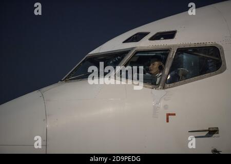 (201107) -- SHENZHEN, 7 novembre 2020 (Xinhua) -- Wang Qinjin è visto all'interno dell'abitacolo di un aereo presso l'aeroporto internazionale Bao'an di Shenzhen, provincia del Guangdong della Cina meridionale, 9 settembre 2020. Wang Qinjin, un giovane della Provincia Jiangxi di Leping della Cina orientale, è venuto a Shenzhen per cercare un lavoro dopo essersi laureato dal college nel luglio del 2009. Attratto dal programma di formazione per i talenti della SF Express Co., Ltd., Wang ha richiesto il responsabile del magazzino e il responsabile della consegna dell'azienda, e presto è stato reclutato. Ha lavorato molto duramente, essendo stato selezionato come futuro manager otto mesi dopo. Inoltre Foto Stock