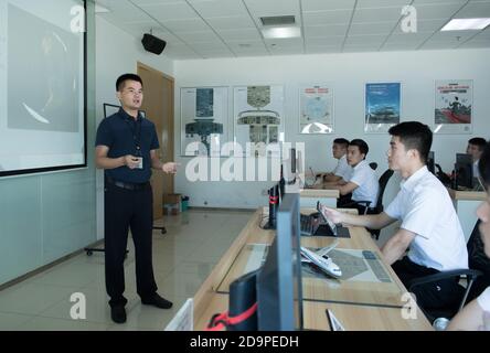 (201107) -- SHENZHEN, 7 novembre 2020 (Xinhua) -- Wang Qinjin dà una lezione per i nuovi piloti in un edificio di uffici della SF Airlines Co., Ltd. Vicino all'aeroporto internazionale Bao'an a Shenzhen, provincia di Guangdong della Cina meridionale, 10 settembre 2020. Wang Qinjin, un giovane della Provincia Jiangxi di Leping della Cina orientale, è venuto a Shenzhen per cercare un lavoro dopo essersi laureato dal college nel luglio del 2009. Attratto dal programma di formazione per i talenti della SF Express Co., Ltd., Wang ha richiesto il responsabile del magazzino e il responsabile della consegna dell'azienda, e presto è stato reclutato. Ha lavorato molto duramente, essendo selezionato come Foto Stock