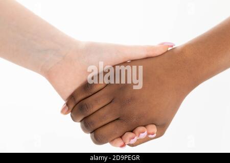 Amore interrazziale tra due donne inamorate l'una nell'altra. Tolleranza e accettazione di molte razze e colori della pelle da tutto il mondo. Foto Stock