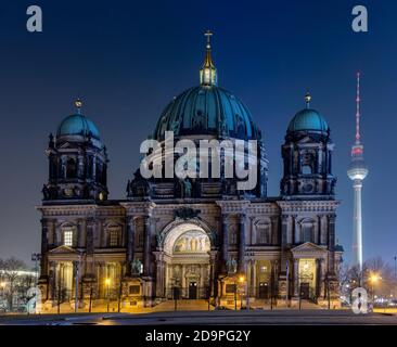 Berlino / Germania - 13 febbraio 2017: Vista notturna della Cattedrale di Berlino (Berliner Dom) nel quartiere storico Mitte di Berlino, Germania, con Ber Foto Stock
