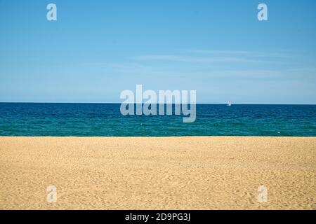 Spiaggia di Badalona in estate e tempo di Covid Foto Stock