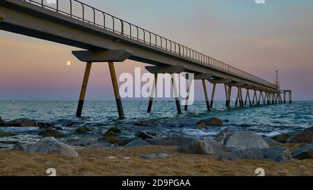 Ponte del Puente del Petrolo sulla spiaggia di Badalona Foto Stock