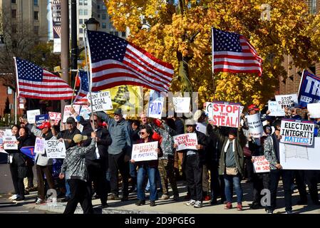 Wilkes barre, Stati Uniti. 06 novembre 2020. I manifestanti tenevano cartelli, sventolando bandiere mentre cantavano slogan durante la dimostrazione.oltre 100 manifestanti sono venuti a manifestare al consiglio elettorale dopo che Joe Biden ha superato il presidente Trump in Pennsylvania durante il conteggio dei voti. I manifestanti sostengono che qualsiasi voto ricevuto dopo il 3 novembre non dovrebbe essere conteggiato. Credit: SOPA Images Limited/Alamy Live News Foto Stock