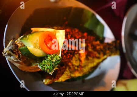 Cena a base di pesce servita presso Jimbaran Beach, Bali Foto Stock