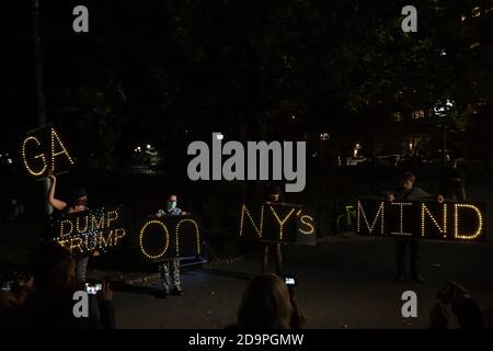 New York, Stati Uniti. 06 novembre 2020. La gente ha dei cartelli a Washington Square per protestare e celebrare i risultati delle elezioni presidenziali americane a New York. Manifestanti per le strade di Manhattan, per protestare contro Trump e celebrare Biden nei risultati delle elezioni presidenziali americane. Credit: SOPA Images Limited/Alamy Live News Foto Stock