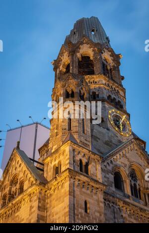 La Chiesa commemorativa dell'Imperatore Guglielmo a Breitscheidplatz, Berlino, Germania. È stato gravemente danneggiato durante i bombardamenti della seconda guerra mondiale Foto Stock