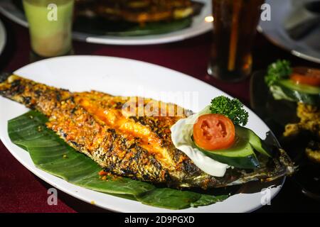 Cena a base di pesce servita presso Jimbaran Beach, Bali Foto Stock