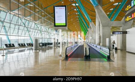 Terminal delle partenze T4 quasi vuoto all'aeroporto internazionale di Bajaras, Madrid, Spagna Foto Stock